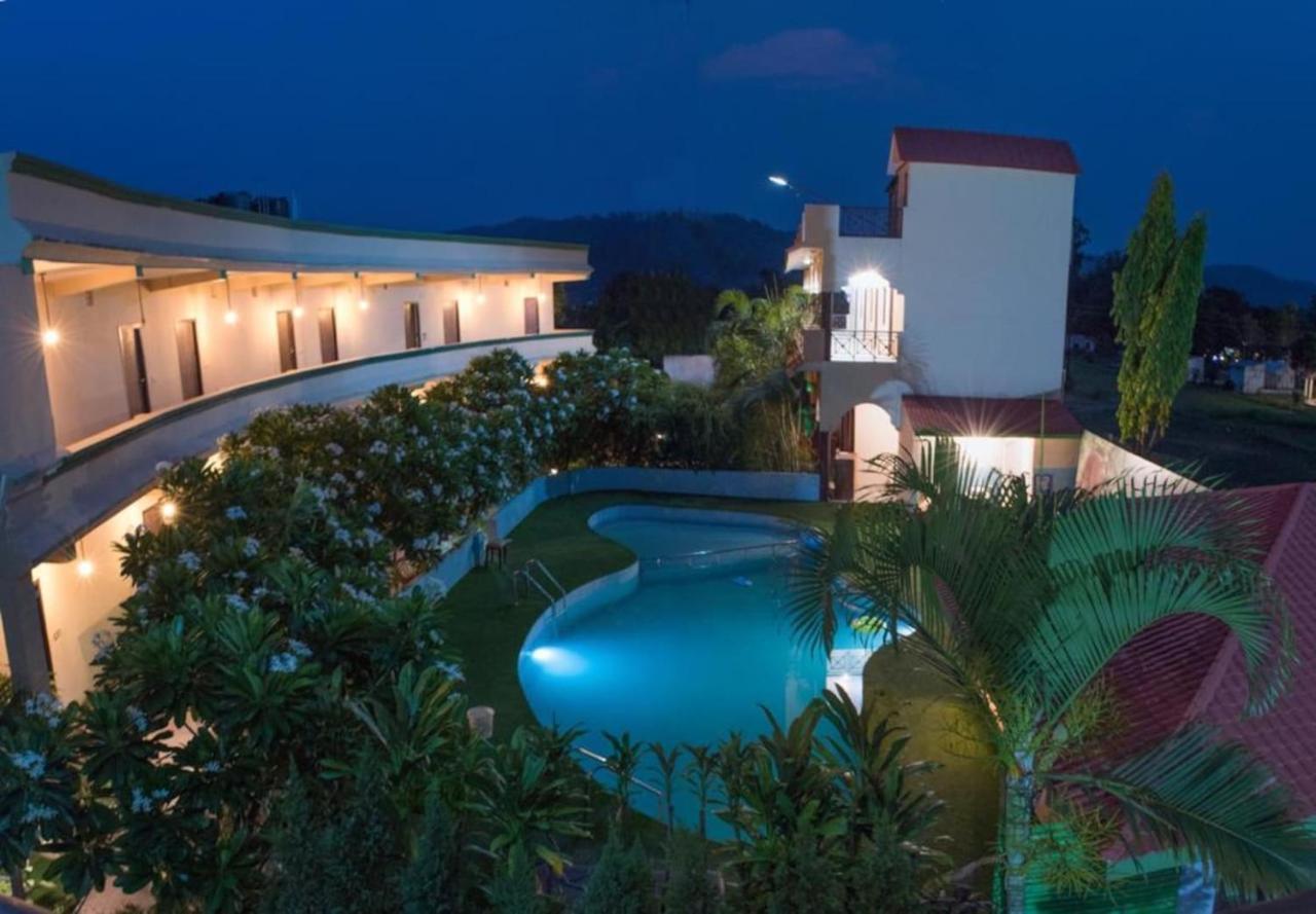 Corbett Ambience Resort Рамнаґар Екстер'єр фото